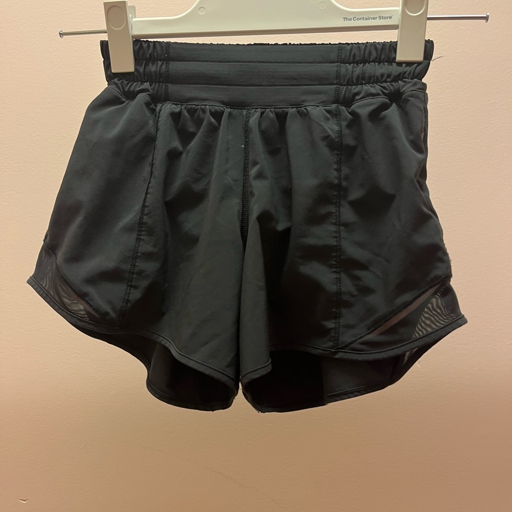 Black Lululemon hottie hots. Size 0 low rise 4 inches.
